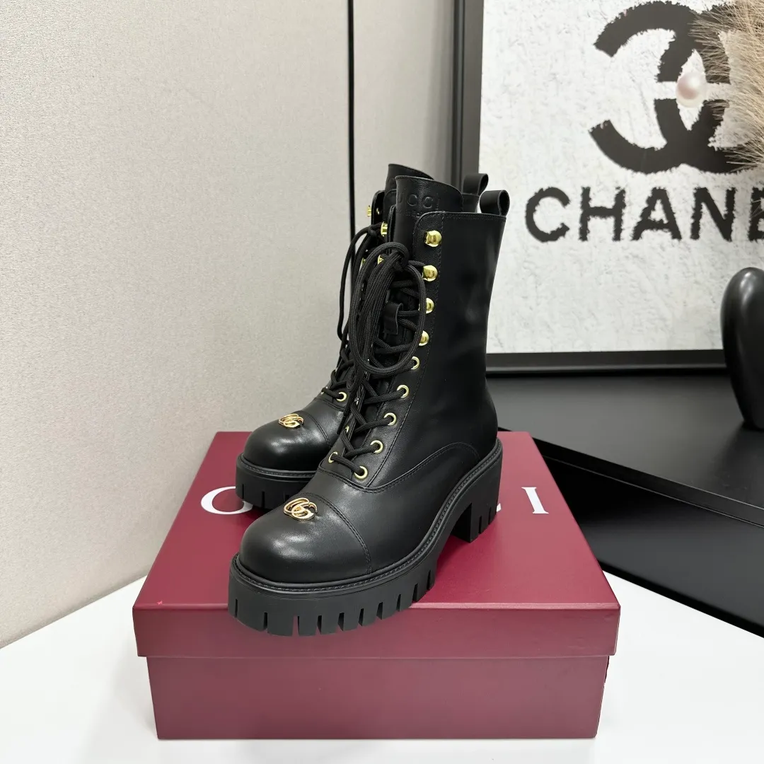 👟👟Ex-factory price 840👟👟 Highest version 2025 Gucci autumn and winter latest GUCCI mid-heel grooved thick-soled horsebit ankle Chelsea boots 🆙Purchase level high-end boutique goods🆙 This short boots is ingenious and combines the fashionable elements of boots and moccasins, with lightweight foam rubber groove soles , archive patterns continue to shine in Gucci’s new series, and the classic horsebit-shaped accessories highlight the brand’s equestrian heritage. It doubles the charm of the entire design and injects exquisite sophistication into daily shoes 😘 Fabric: Imported calfskin + embossed craftsmanship Inner/foot pads: Shuiqi cowhide Outsole: 1:1 mold rubber foam high toughness 4.5 cm thick sole Absolutely not heavy or rigid, nor will it collapse All materials and processes are consistent with the Y version Size: 35-42 standard code 404142 customized Heel height: 4.5CM Forefoot 2.5 cm Packaging: High-end packaging at the counter